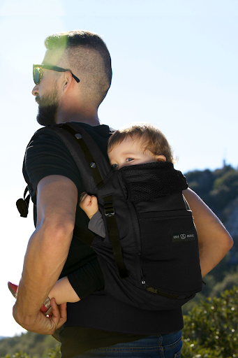 Porte bébé PhysioCarrier, papa en randonnée avec son enfant, parfait pour voyager avec un bébé