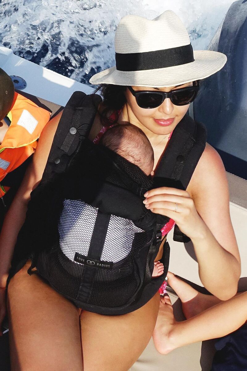 Bébé porté dans le PhysioCarrier dans un bateau, comment habiller bébé en été lors du portage? 